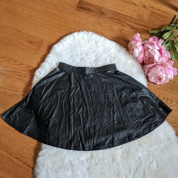 Faux Leather look high waisted swing skirt black small baddie aesthetic - Picture 4 of 7